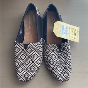 NWT TOMS brand shoes in black and off white size 8